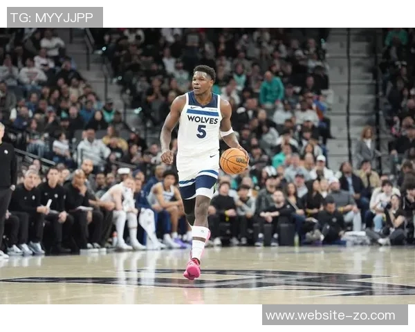 爱德华兹首节表现抢眼却因五次失误影响球队表现