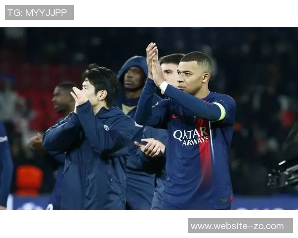 姆巴佩领奖后与队友离场阿森西奥劝其不要前往列队致敬 姆巴佩领奖后与队友离场阿森西奥劝其不要前往列队致敬