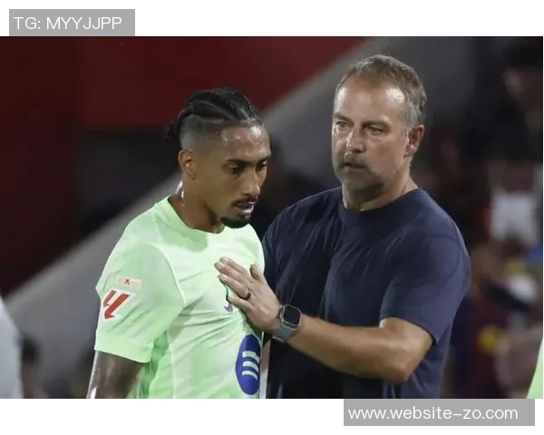 拉菲尼亚赛后感动跪地与弗里克深情相拥庆祝夺冠荣耀